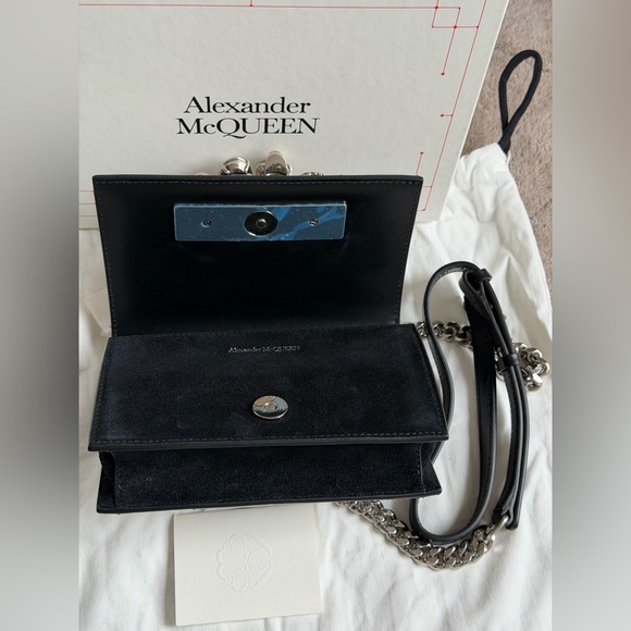 NEW🔥Alexander McQueen Crystal Embellished Studded Skull Knuckle Ring Bag🔥